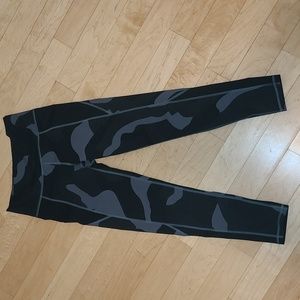 Under Armour Fitted HeatGear 3/4 Leggings- size Small